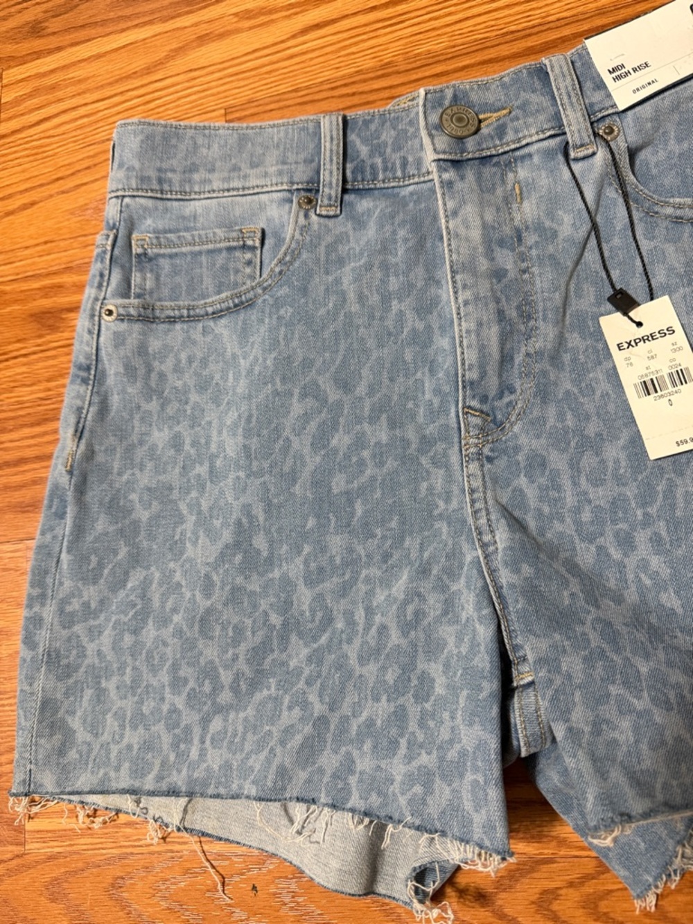 Express Light Blue Leopard Denim Shorts Size 28 - Picture 4 of 6